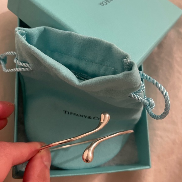 Tiffany & Co. Elsa Peretti Teardrop Silver Bangle - Picture 4 of 4